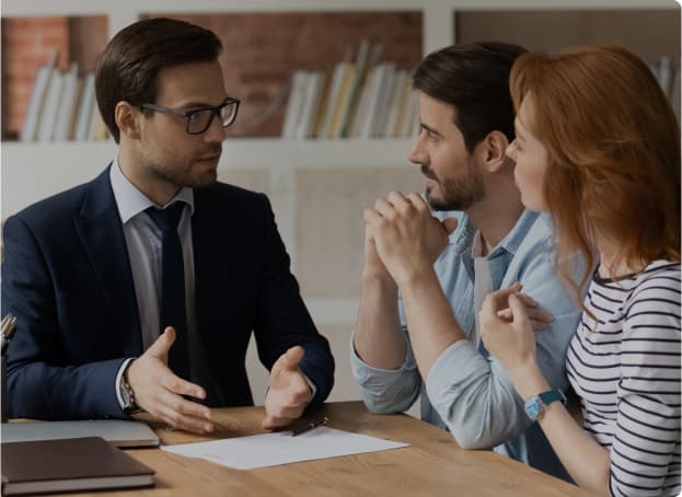 Equipo de Soy Deudor asesorando a clientes