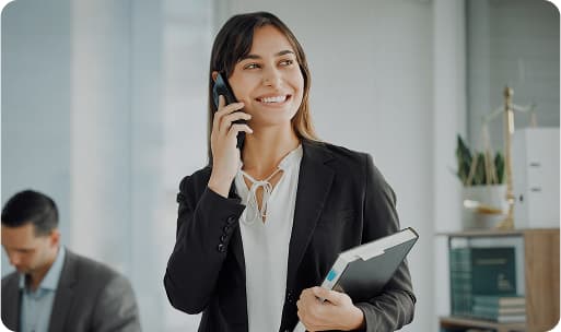 Abogada atendiendo cliente